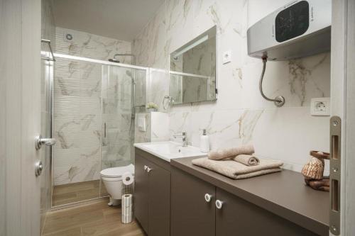 W łazience znajduje się umywalka, toaleta i prysznic. w obiekcie Apartment Stefanio w mieście Vodice
