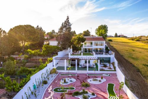- une vue aérienne sur une maison blanche dans l'établissement Villas en Toledo, à Villaluenga