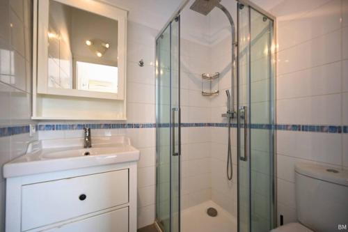 une salle de bain avec un lavabo et une douche en verre dans l'établissement Esprit du Sud Les 4 Mousquetaires, à Roquebrune-sur Argens