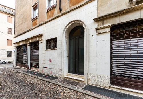 un edificio con una puerta al lado de una calle en Flower apartment en Mantova