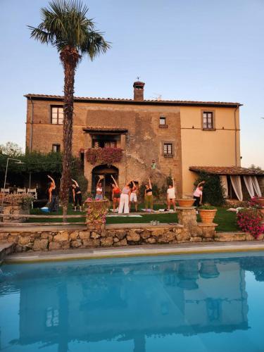 a group of people standing in front of a building at Villa Arzilla Antica Residenza di campagna in Vitorchiano