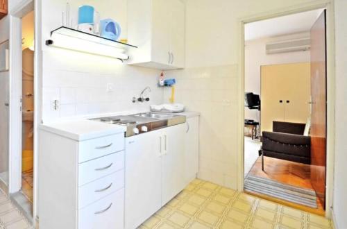 Kuchyňa alebo kuchynka v ubytovaní Apartment Božiković - Jelsa - Vitarnja