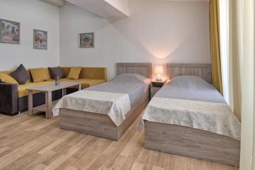 Ένα ή περισσότερα κρεβάτια σε δωμάτιο στο New Tiflis Apartment Plekhanovi