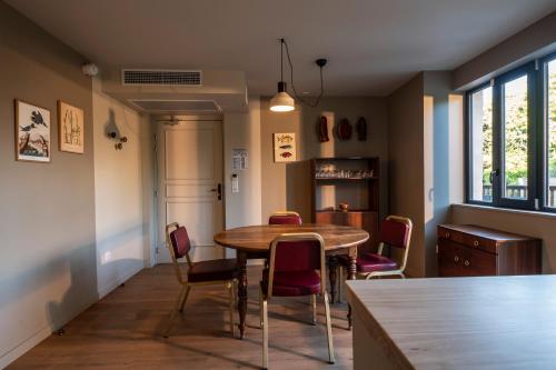 a dining room with a table and chairs at Hôtel du DOMAINE SAINT LOUP in Michelbach
