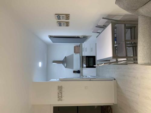 una cucina con lavello e fornello di Apartamento 3 mamia costa a Sotogrande