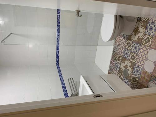 un bagno con doccia e WC di Apartamento 3 mamia costa a Sotogrande