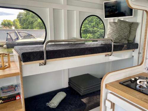 ein kleines Zimmer mit 2 Etagenbetten in einem Boot in der Unterkunft Rollyboot Florina in Franzensberg
