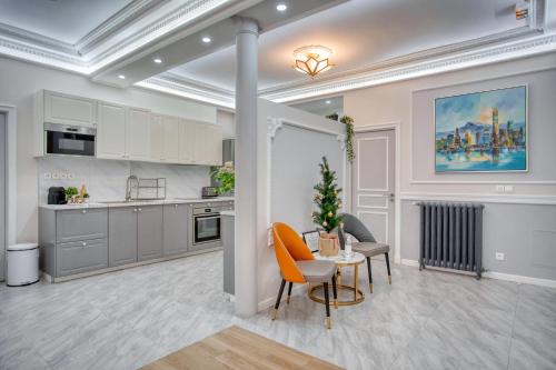 une cuisine avec une table et des chaises dans une pièce dans l'établissement Charmant 150m2 5CH Romantic - Centre Ville - Clim, à Paris