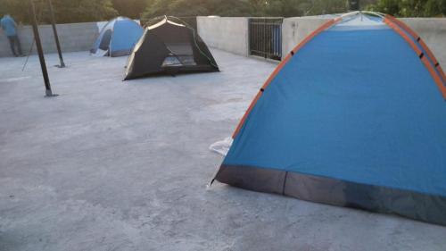 a group of tents in a parking lot at Proyecto MOONLIGHT in Villavieja