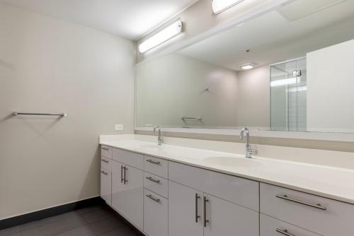 a bathroom with two sinks and a large mirror at Old Town 3br w gym dog run nr entertainment CHI-1004 in Chicago