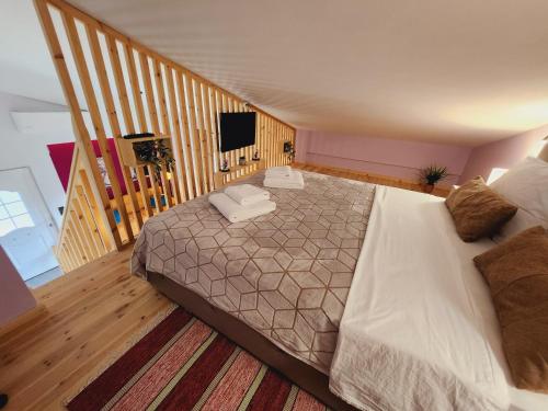 ein Schlafzimmer mit großem Bett und Treppe in der Unterkunft Luxury Loft Apartment Yiota in Patras