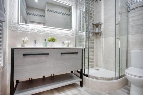 une salle de bain avec un lavabo et une douche dans l'établissement Charmant 150m2 5CH Romantic - Centre Ville - Clim, à Paris