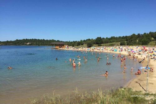 un grupo de personas en el agua en una playa en Genets, en Morcenx