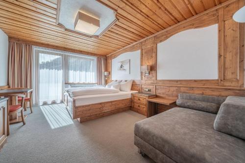 um quarto com 2 camas e uma grande janela em Pension Bergfrieden em Obergurgl