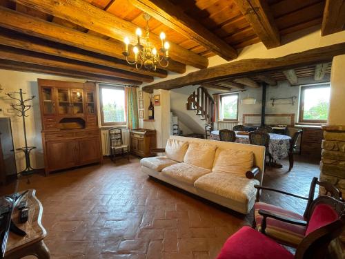 duży salon z kanapą i stołem w obiekcie Agri Camp Dolomiti w mieście Belluno
