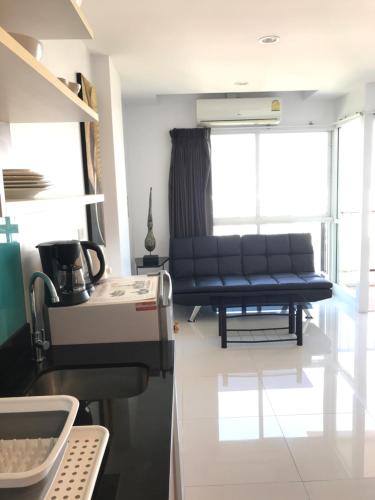 a living room with a couch in a room at Diamond Suite in Pattaya South