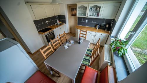 WethauにあるFerienhaus-Saale-Unstrutのテーブルと椅子付きのキッチンのオーバーヘッドビュー