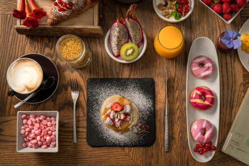 un tavolo in legno con un piatto di cibo e bevande di MarePineta Resort a Milano Marittima