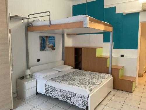 モンツァにあるSawasdee 37のベッドルーム1室(二段ベッド2組付)