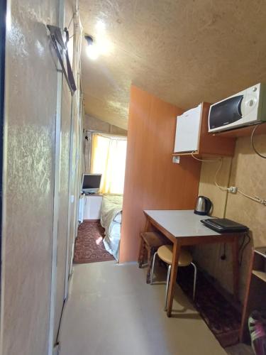 Cette petite chambre comprend un bureau et une chambre. dans l'établissement Невелике помешкання зі зручностями та парковкою, à Tcherkassy