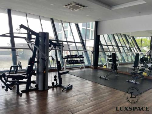 Fitness centrum a/nebo fitness zařízení v ubytování Free Wifi Kuching Cozy Vivacity Jazz Suite Apartment