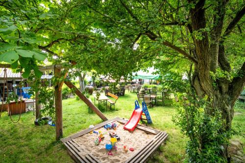 Ein Garten an der Unterkunft Gasthof zur Krone