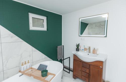 W łazience znajduje się umywalka, toaleta i lustro. w obiekcie Cabana Luna w mieście Valea Ierii