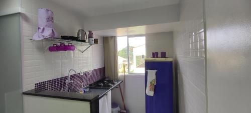 Dapur atau dapur kecil di Guest House Renascer K&W