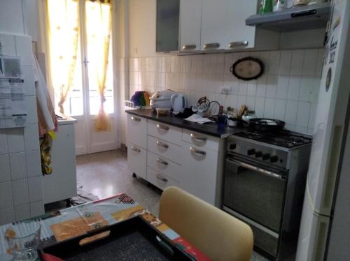 uma cozinha com um fogão e uma bancada em Stanza matrimoniale con balcone em Gênova