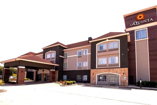 a rendering of the front of a hotel at La Quinta by Wyndham Brookshire West Katy in Brookshire