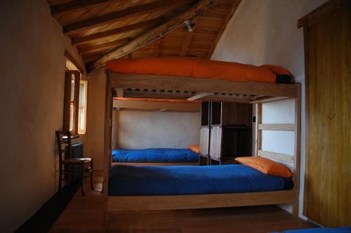 um quarto com 2 beliches num quarto em Agririfugio Molini em Camogli