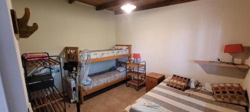 Habitación con 2 literas y sofá en Quincho Isabella en Bella Vista