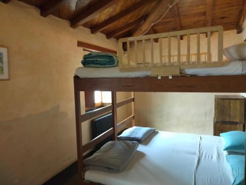 卡莫利的住宿－Agririfugio Molini，一间卧室配有两张双层床。