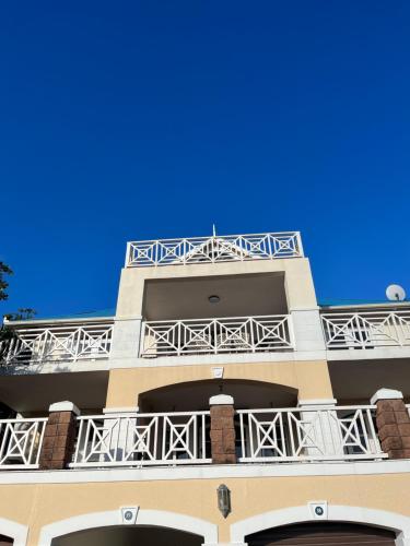 un edificio con un balcón en el lateral. en Caribbean Estates Montego Bay 38, en Port Edward