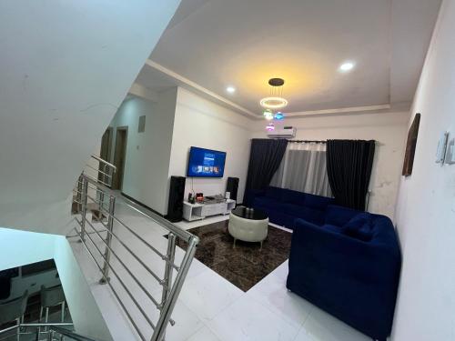 Una televisión o centro de entretenimiento en Aurequire luxury 3 bedroom Apartment off Freedom way Lekki phase 1