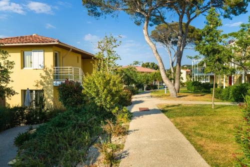 a walkway in front of a house at Lagrange Vacances Les Terrasses des Embiez in Six-Fours-les-Plages