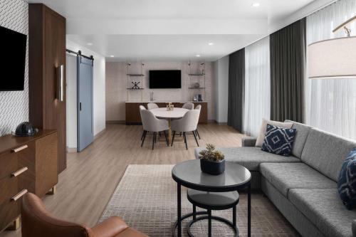 Hotel West & Main Conshohocken, Tapestry Collection Hiltonにあるテレビまたはエンターテインメントセンター