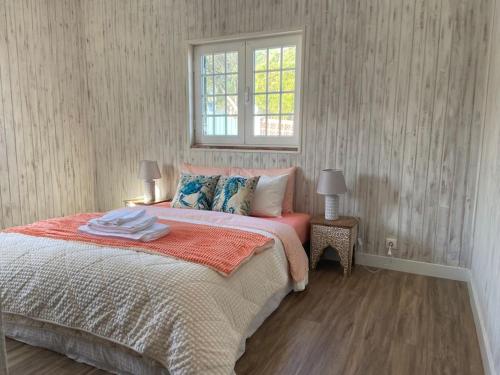 um quarto com uma cama grande e uma janela em Haven House , Bom Sucesso Beach no Vau