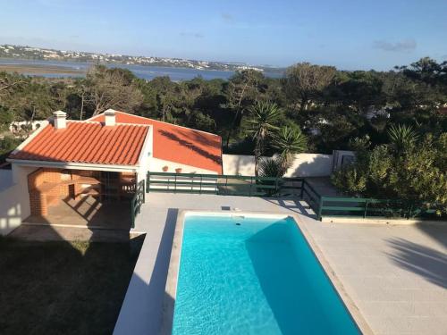 uma vista aérea de uma casa com piscina em Haven House , Bom Sucesso Beach no Vau