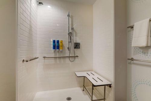 y baño blanco con ducha y aseo. en Tru By Hilton Leland Wilmington en Leland