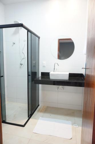 uma casa de banho com um lavatório e um espelho em Pousada Brisas da Natureza em Satuba