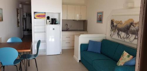 Кухня или мини-кухня в Appartement front de mer avec vue et accès plage, Saintes-Maries-de-la-Mer
