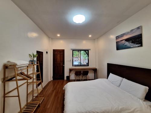 Un dormitorio con una cama y una escalera. en Basilia Guest House, en Bantayan Island