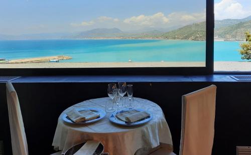 una mesa con copas de vino y vistas al océano en Grand Hotel Dei Castelli, en Sestri Levante