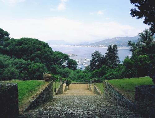 un camino de piedra con vistas al agua en Grand Hotel Dei Castelli, en Sestri Levante