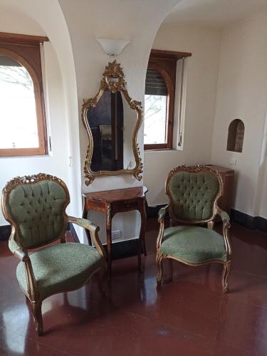two chairs and a mirror in a room at Grand Hotel Dei Castelli in Sestri Levante