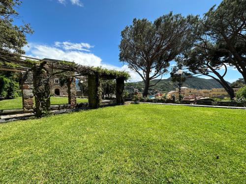 a garden with an archway in the middle of a yard at Grand Hotel Dei Castelli in Sestri Levante