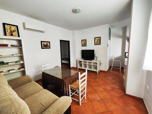sala de estar con sofá y mesa en REVUELTAS Apartments, en Carmona