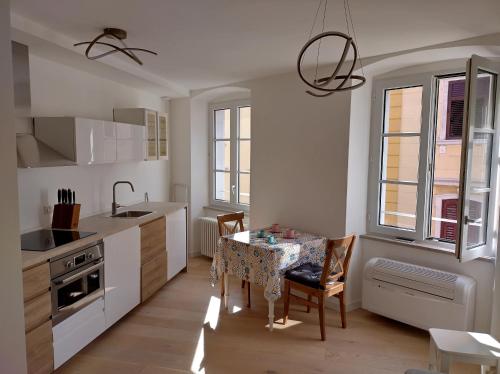une cuisine avec une table et une salle à manger dans l'établissement La bella Olivia, à Trieste