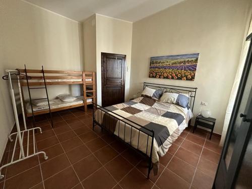 a bedroom with a bed and a painting on the wall at 7 Cannelle Guest House in Isernia
